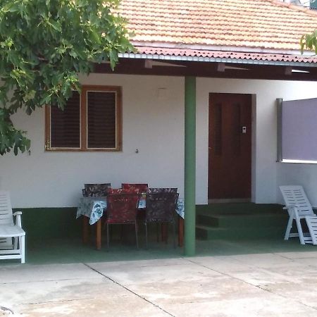 House " Bond " Vila Tisno Exterior foto