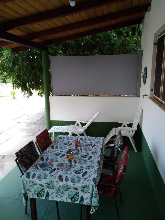 House " Bond " Vila Tisno Exterior foto