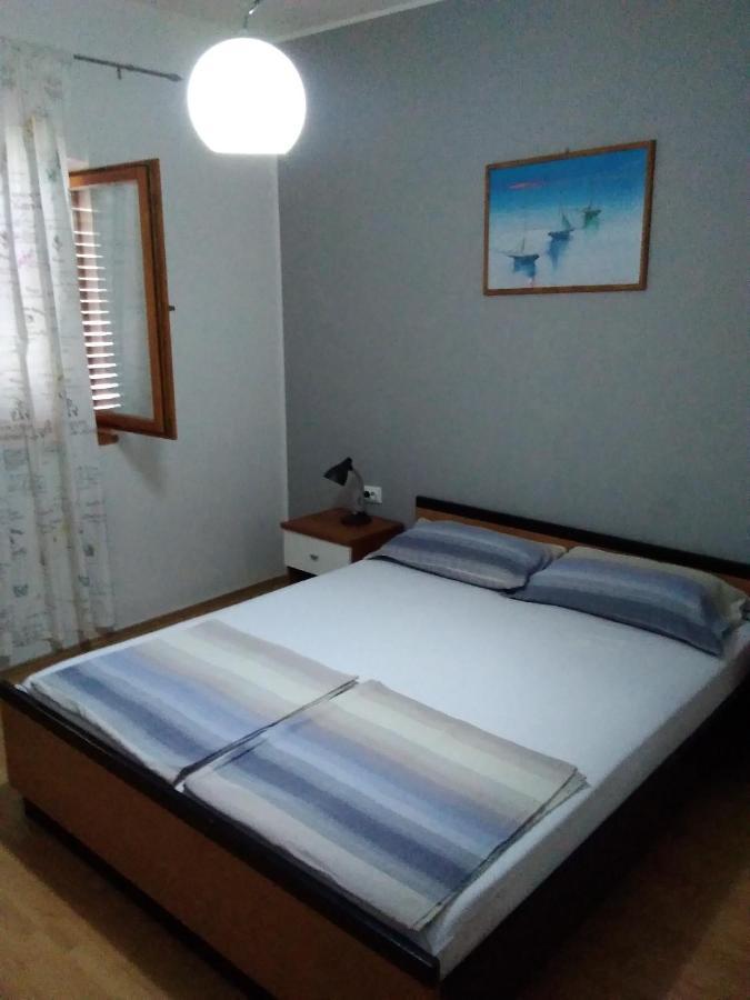 House " Bond " Vila Tisno Exterior foto