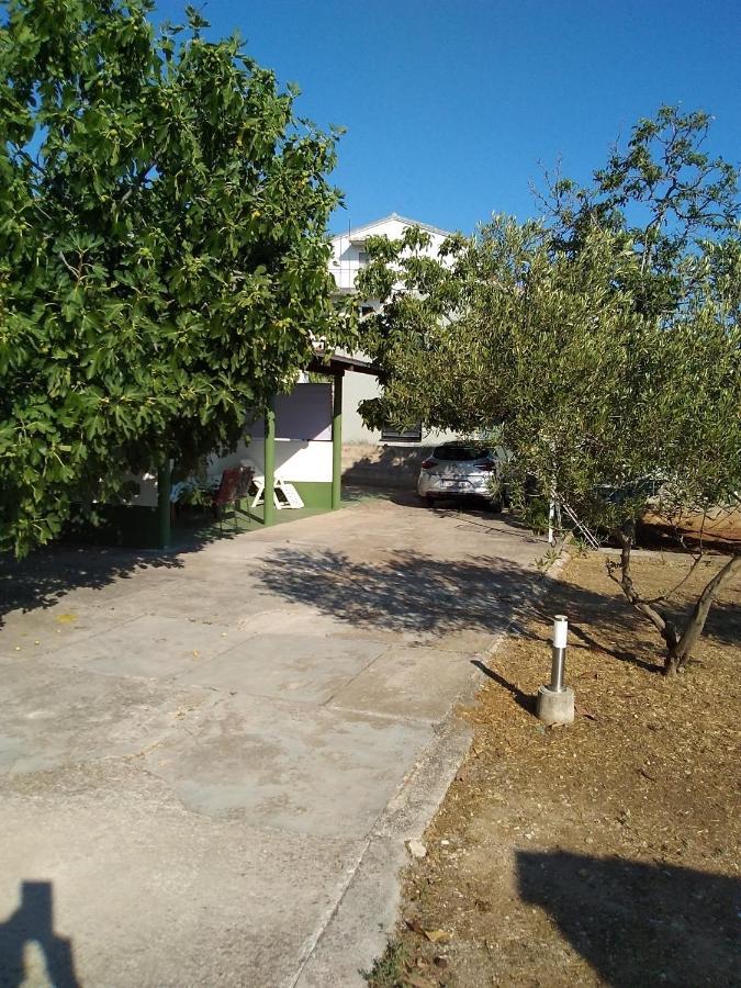 House " Bond " Vila Tisno Exterior foto